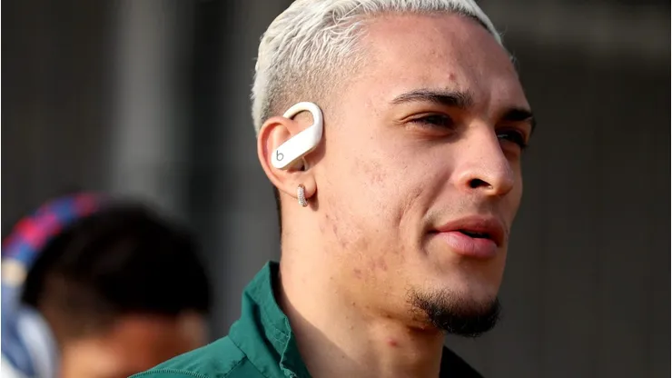Antony chegando em estádio para partida entre Newport County v Manchester United, pela Emirates FA Cup Fourth Round