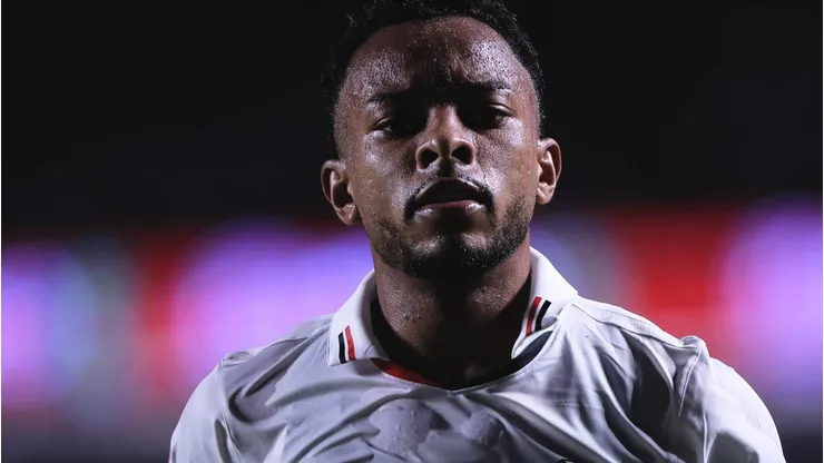 Welington tem renovação travada no São Paulo e pode parar no Inter. Lateral foi titular no último Choque-Rei