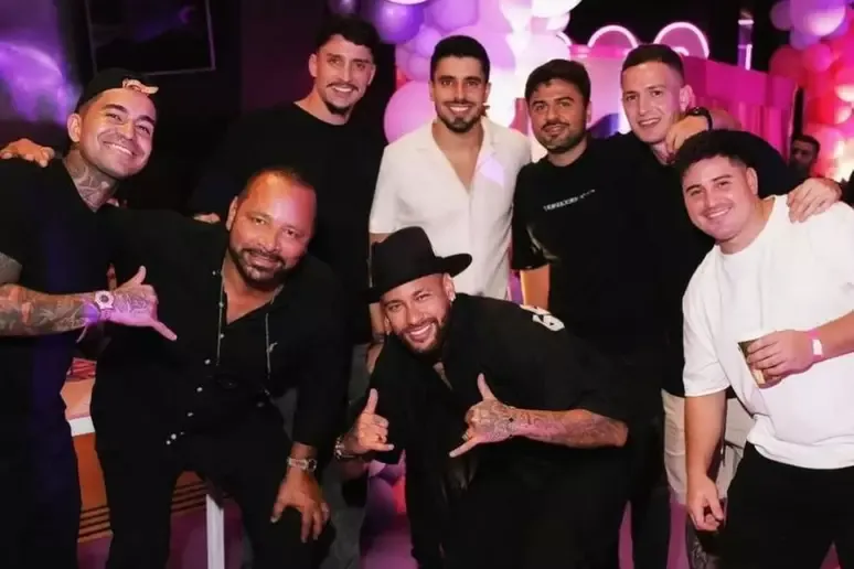 Piquerez posou para fotos junto com Neymar, seu pai e outros amigos, como Dudu e Aníbal Moreno – Foto: Reprodução/Instagram