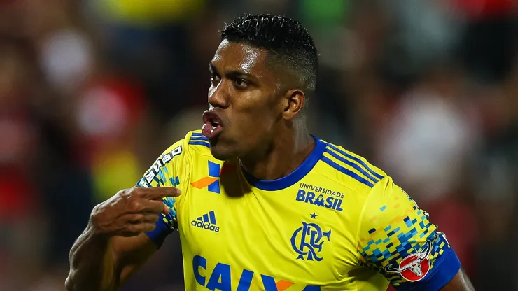 Berrío, do Flamengo, comemora gol marcado contra o Coritiba, pelo Brasileirão 2017 - Foto: Buda Mendes/Getty Images