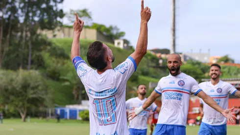 Jogadores do Bahia comemoram gol de Everton Ribeiro durante partida do Campeonato Baiano. Foto: Renan Oliveira/AGIF