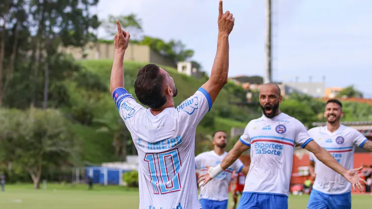 Jogadores do Bahia comemoram gol de Everton Ribeiro durante partida do Campeonato Baiano. Foto: Renan Oliveira/AGIF
