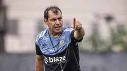 Carille em ação no CT Rei Pelé, o treinador comentou sobre problema envolvendo o Peixe - Foto: Raul Baretta/ Santos FC.