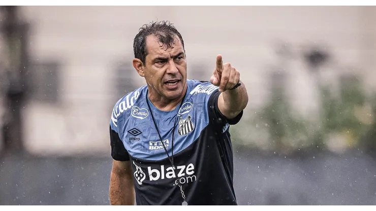 Carille em ação no CT Rei Pelé, o treinador comentou sobre problema envolvendo o Peixe - Foto: Raul Baretta/ Santos FC.