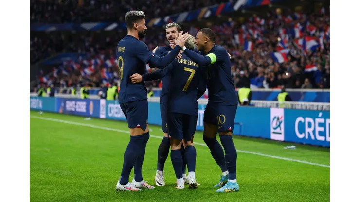 Giroud, Theo Hernández, Griezmann e Mbappé se abraçam em vitória da seleção da França durante a Nations League (Foto: Mike Hewitt/Getty Images)
