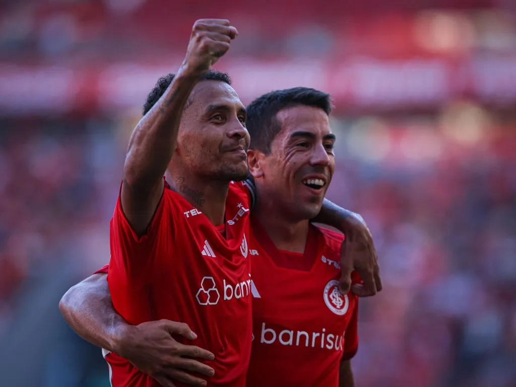 Alan Patrick jogador do Internacional comemora seu gol com Carlos De Pena jogador da sua equipe durante partida contra o Clube Esportivo no estadio Beira-Rio pelo campeonato Gaucho 2023. Foto: Maxi Franzoi/AGIF