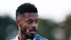 Michel Bastos durante treino no CT Academia de Futebol. Ex-jogador fala do treinador português.