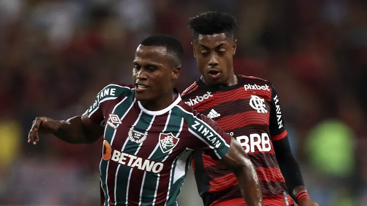 Arias disputando a bola com Bruno Henrique