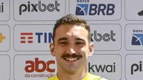 Léo Ortiz foi apresentado no Fla por Marcos Braz, Rodolfo Landim e Bruno Spindel. Foto: Marcelo Cortes / CRF