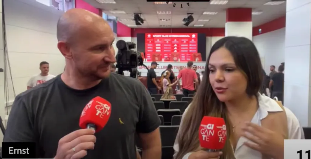 À esquerda, Ana Caicedo, esposa de Borré, em entrevista aos canais de comunicação do Inter. Foto: Reprodução / YouTube