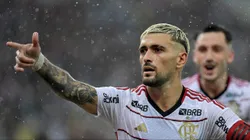 Arrascaeta, com o patrocínio da BRB perto da gola do pescoço, comemorando gol no Maracanã contra o Fluminense. Foto: Thiago Ribeiro/AGIF