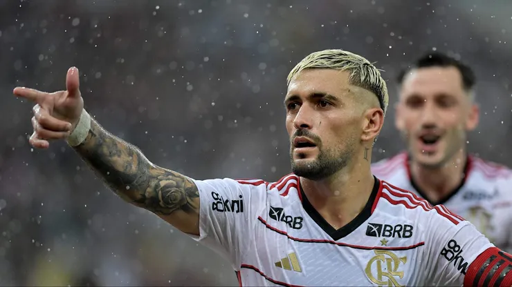 Arrascaeta, com o patrocínio da BRB perto da gola do pescoço, comemorando gol no Maracanã contra o Fluminense. Foto: Thiago Ribeiro/AGIF