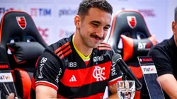 Léo Ortiz em sua apresentação no Flamengo, ao lado de Marcos Braz, Rodolfo Landim e Bruno Spindel. Foto: Marcelo Cortes / Flamengo