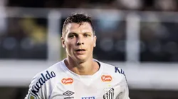 Julio Furch durante partida contra o Inter de Limeira no estadio Vila Belmiro pelo campeonato Paulista 2024.
