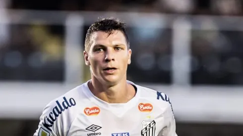 Julio Furch durante partida contra o Inter de Limeira no estadio Vila Belmiro pelo campeonato Paulista 2024.