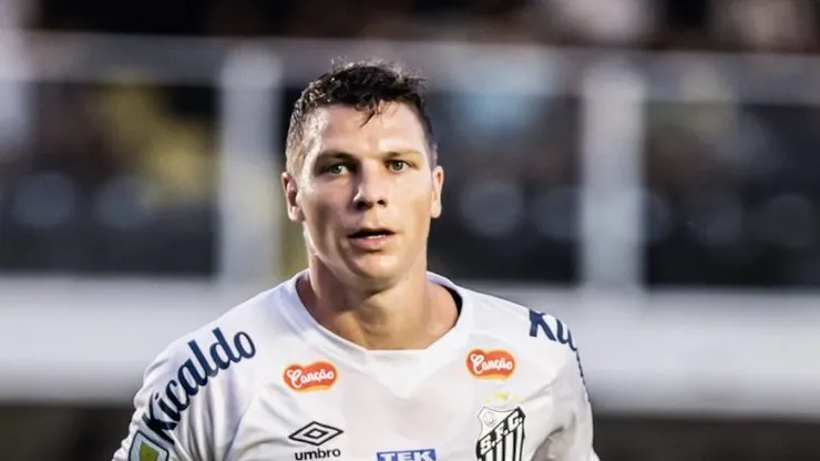 Julio Furch durante partida contra o Inter de Limeira no estadio Vila Belmiro pelo campeonato Paulista 2024.