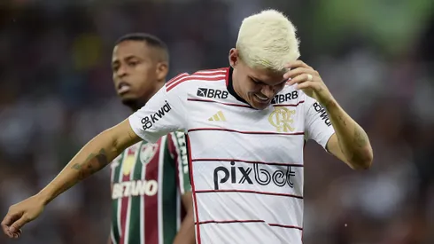 Momento em que Ayrton Lucas sente a contusão