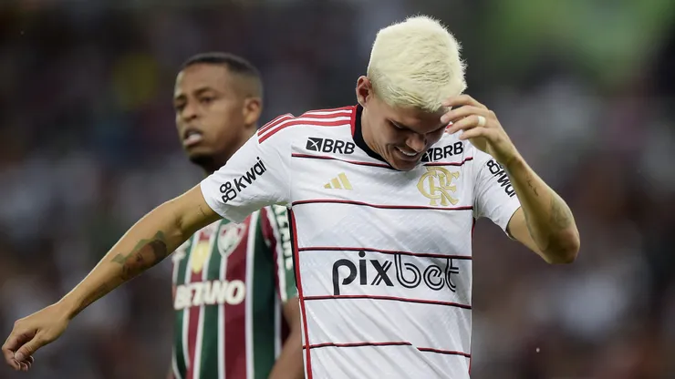 Momento em que Ayrton Lucas sente a contusão