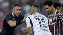 Flamengo recebe explicação do VAR sobre lance de possível pênalti - Foto: Alexandre Loureiro/AGIF