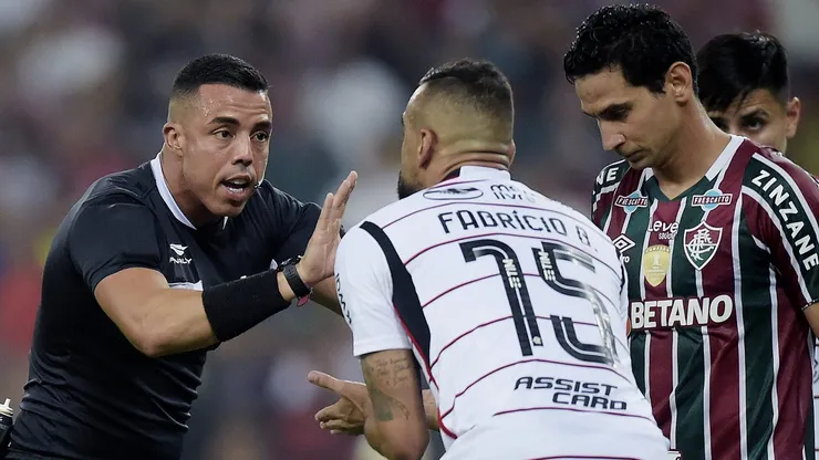 Flamengo recebe explicação do VAR sobre lance de possível pênalti - Foto: Alexandre Loureiro/AGIF