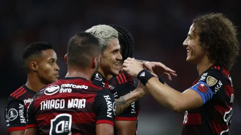 Pedro, Thiago Maia e David Luiz comemorando no Flamengo contra o Sporting Cristal pela Libertadores - Foto: Wagner Meier/Getty Images