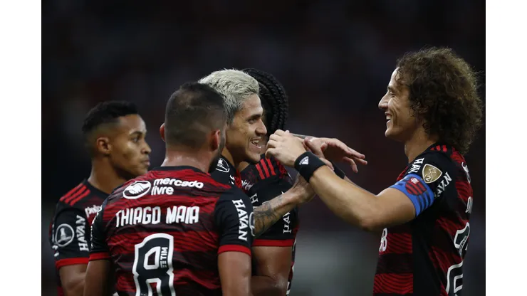 Pedro, Thiago Maia e David Luiz comemorando no Flamengo contra o Sporting Cristal pela Libertadores - Foto: Wagner Meier/Getty Images