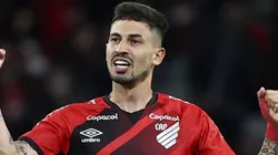 Pedro Henrique, zagueiro do Athletico, em ação contra o Flamengo pela semifinal da Copa do Brasil em 2021 - Foto: Buda Mendes/Getty Images)