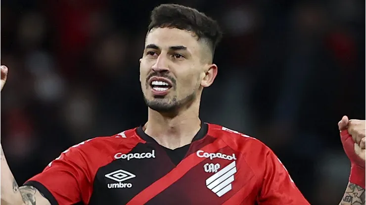 Pedro Henrique, zagueiro do Athletico, em ação contra o Flamengo pela semifinal da Copa do Brasil em 2021 - Foto: Buda Mendes/Getty Images)