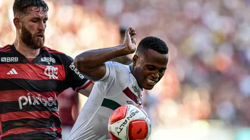 Léo Pereira e Jhon Arias disputam bola no Fla-Flu do Maracanã, pelo Campeonato Carioca. Foto: Thiago Ribeiro/AGIF