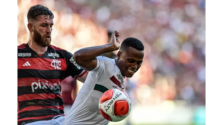 Léo Pereira e Jhon Arias disputam bola no Fla-Flu do Maracanã, pelo Campeonato Carioca. Foto: Thiago Ribeiro/AGIF