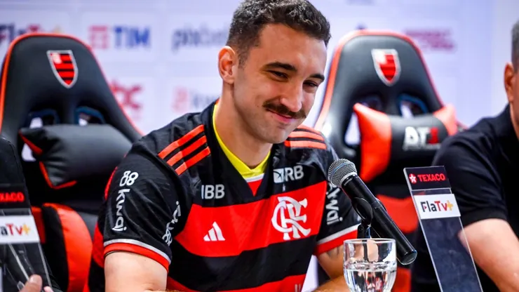 Léo Ortiz foi apresentado no Ninho do Urubu nesta sexta-feira (8) - Marcelo Cortes /CRF