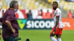 Rodinei olhando para o técnico Abel Braga após expulsão no Maracanã contra o Flamengo no Brasileirão de 2020. Foto: Thiago Ribeiro/AGIF
