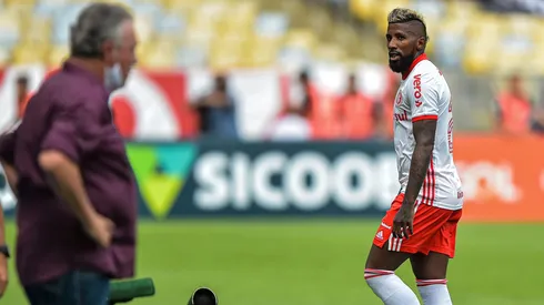 Rodinei olhando para o técnico Abel Braga após expulsão no Maracanã contra o Flamengo no Brasileirão de 2020. Foto: Thiago Ribeiro/AGIF