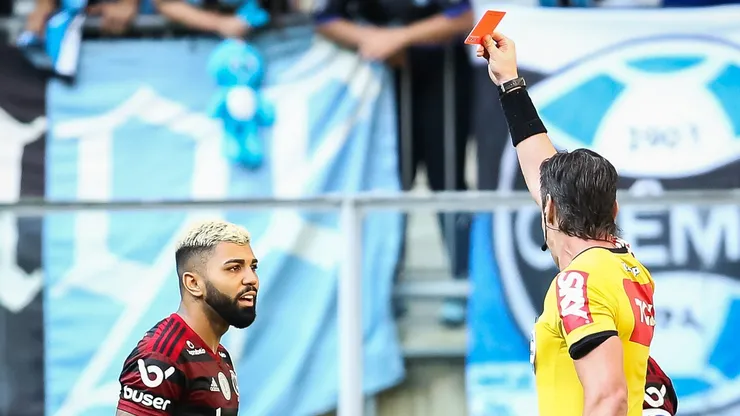 Gabigol é o atacante que mais recebeu cartão nos últimos anos. Foto: Pedro H. Tesch/AGIF