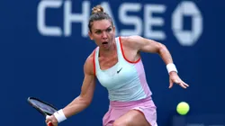 Halep em ação pelo US Open em 2022. Torneio foi o último disputado pela tenista romena antes de suspensão por doping (Foto: Julian Finney/Getty Images)