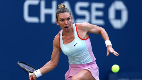 Halep em ação pelo US Open em 2022. Torneio foi o último disputado pela tenista romena antes de suspensão por doping (Foto: Julian Finney/Getty Images)