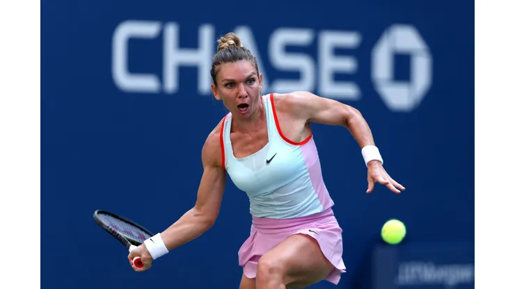 Halep em ação pelo US Open em 2022. Torneio foi o último disputado pela tenista romena antes de suspensão por doping (Foto: Julian Finney/Getty Images)