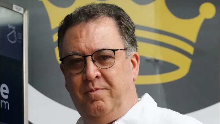 O presidente Marcelo Teixeira fala aos jornalistas em coletiva de imprensa realizada na Vila Belmiro.