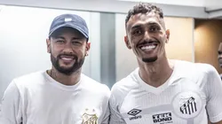 Neymar e Pituca se encontram no vestiário da Vila Belmiro - Foto: Raul Baretta/Santos FC