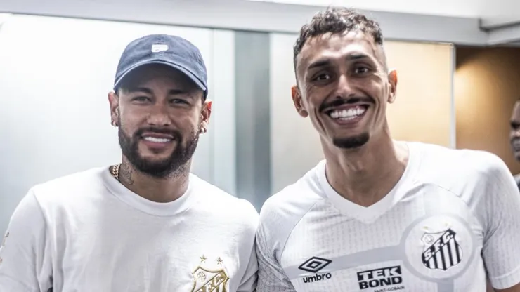 Neymar e Pituca se encontram no vestiário da Vila Belmiro - Foto: Raul Baretta/Santos FC