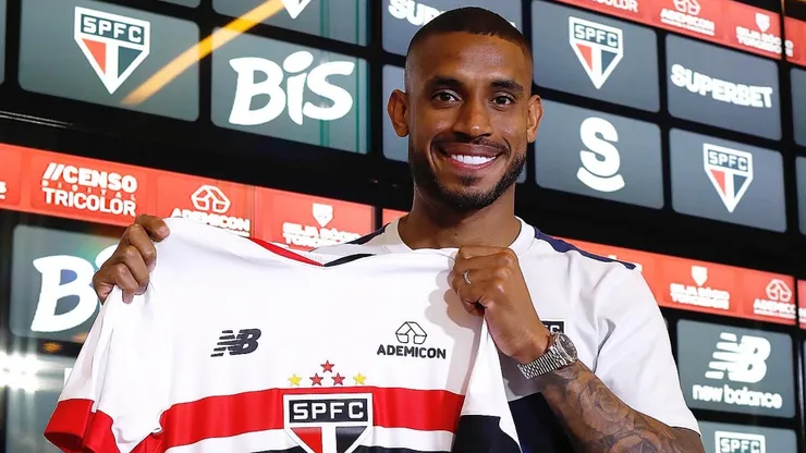 André Silva, novo atacante do São Paulo, sendo apresentado no CT da Barra Funda - Foto: Rubens Chiri/SPFC