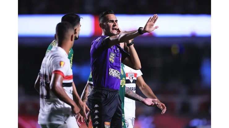 Foto: Ettore Chiereguini/AGIF - Candançan teve arbitragem polêmica