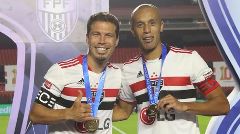 Hernanes e Miranda, do São Paulo, comemoram título do Paulistão 2021 - Foto: Rubens Chiri/SPFC