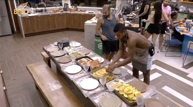 Mesa do almoço da Xepa preparada por Davi gerou debate na casa. Reprodução/Globo