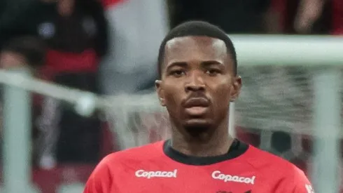 Cacá durante jogo do Athletico Paranaense no Brasileirão de 2023. Agora ele vai jogar no Corinthians.