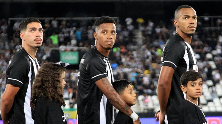 Vasco fez proposta de empréstimo por Marlon Freitas (à direita) - Foto: Vitor Silva/Botafogo