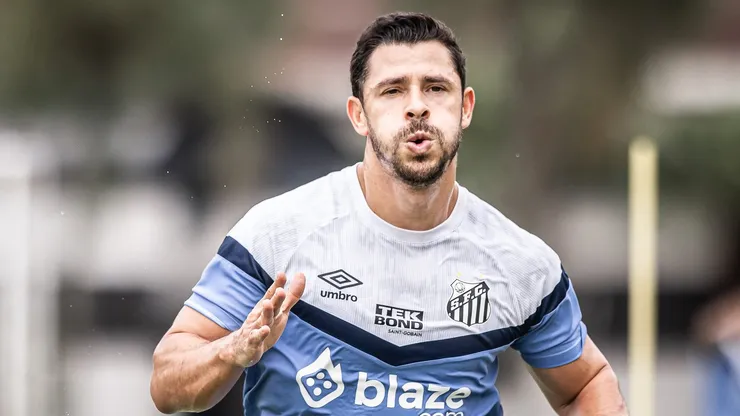 Giuliano está afastado e tem frustrado as expectativas sobre o seu retorno - Fotos: Raul Baretta/ Santos FC.