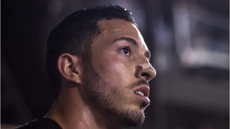 Jean Mota durante jogo do Santos, pelo Brasileirão de 2017. Meia está de volta ao futebol brasileiro.