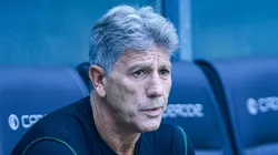 Renato Portaluppi no banco de reservas em jogo do Campeonato Gaúcho.