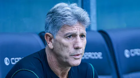 Renato Portaluppi no banco de reservas em jogo do Campeonato Gaúcho.